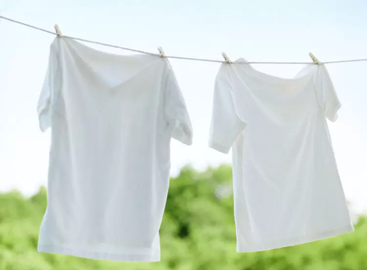 Como eliminar as manchas amarelas da suor nas axilas con roupa branca? 18 Fotos Como eliminar a contaminación de camisetas, camisas e outras cousas brancas 11264_18