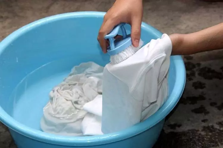 Πώς να πλύνετε τον διορθωτή από τα ρούχα (23 φωτογραφίες); Πώς να βρέξει το λεκέ από χάρτες ή εγκεφαλικό επεισόδιο με παντελόνια, σακάκι και άλλα ρούχα στο σπίτι 11266_18