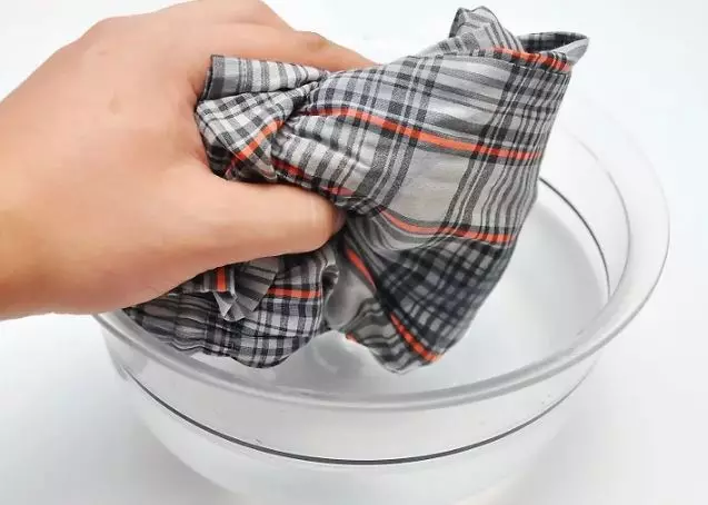 Bagaimana untuk mengalih keluar acuan dengan kain (20 foto)? Apa yang boleh mengeluarkan noda dari kereta di rumah, bagaimana untuk mencuci pakaian di mesin basuh 11278_10
