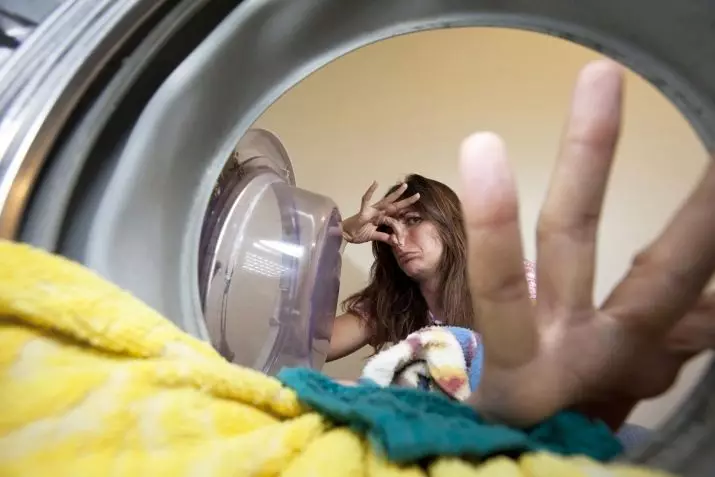 Како да се отстрани мувла со ткаенина (20 фотографии)? Што може да ги отстрани дамките од превозот дома, како да се мие облека во машина за перење 11278_3