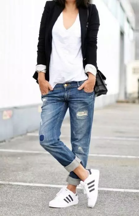 Ripped Boyfriend Jeans (40 Foto): Apa yang Harus Pakai Jeans Boyfriend Holey dengan Lubang 1127_40