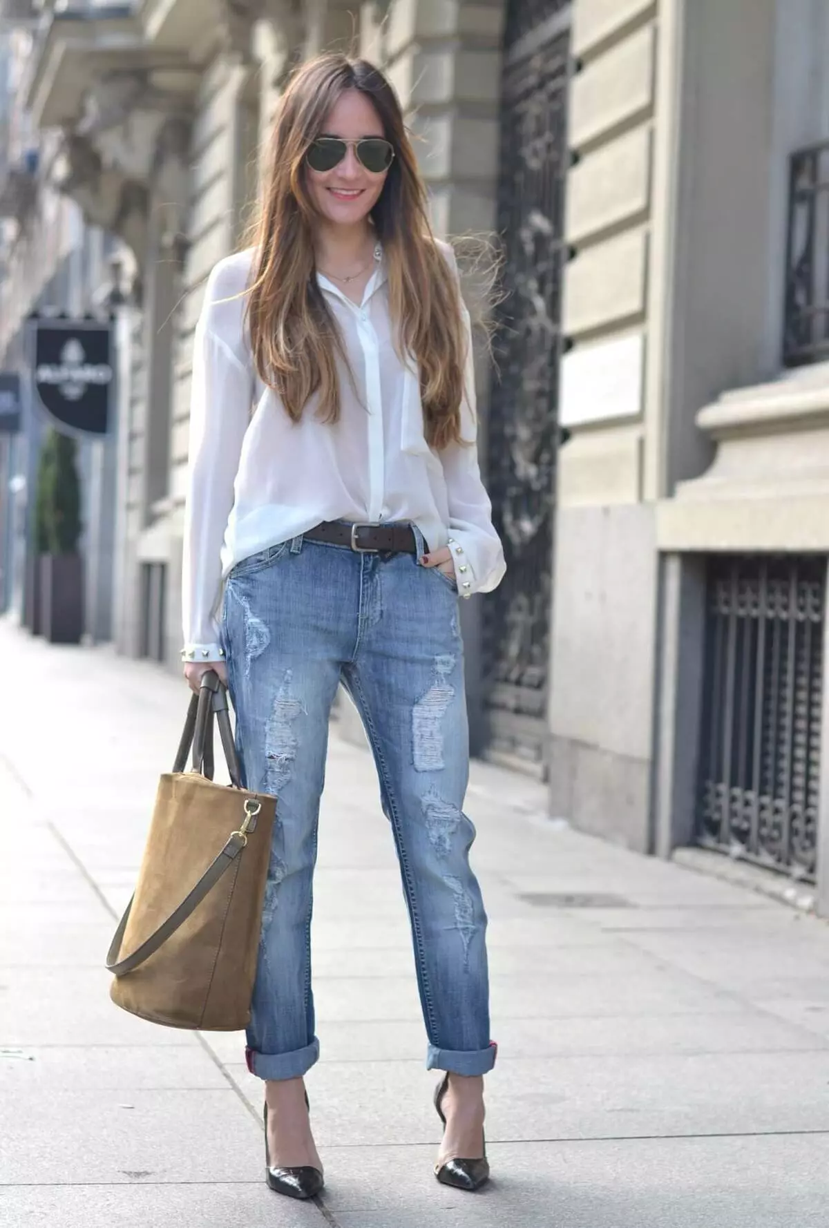 Ripped boyfriend jeans (40 photos): What to wear a holey boyfriend jeans with holes 1127_6