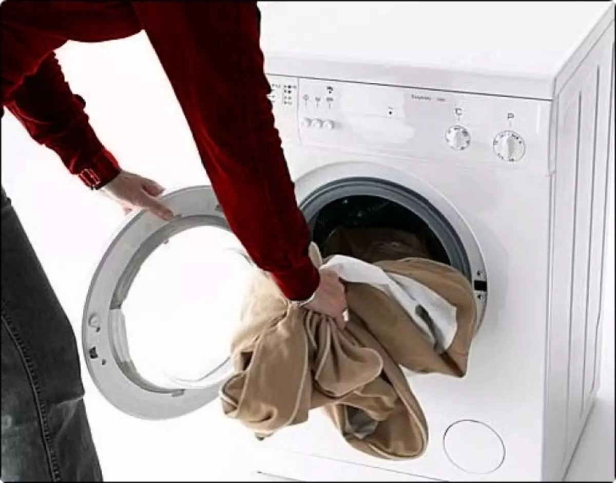 Ist es möglich, Ihren Mantel in einer Waschmaschine zu waschen (33 Fotos): Waschmaschine-Maschine an der Heimatmantel aus Polyester, wählen Sie den Modus 11281_22