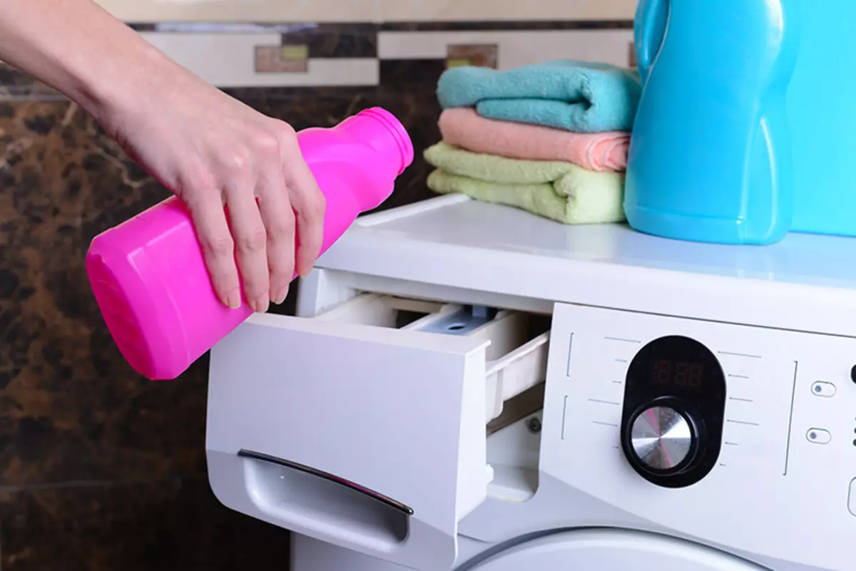 Ist es möglich, Ihren Mantel in einer Waschmaschine zu waschen (33 Fotos): Waschmaschine-Maschine an der Heimatmantel aus Polyester, wählen Sie den Modus 11281_24