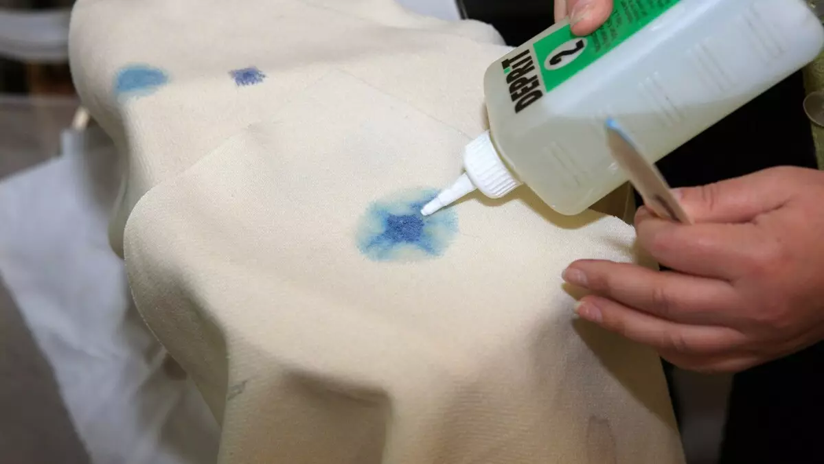 Kako oprati boju od ručka od odjeće? 27 Fotografije Kako oprati paste iz hemijske ručke iz jaknu kod kuće, i tragova gela ručka iz jeans 11287_6