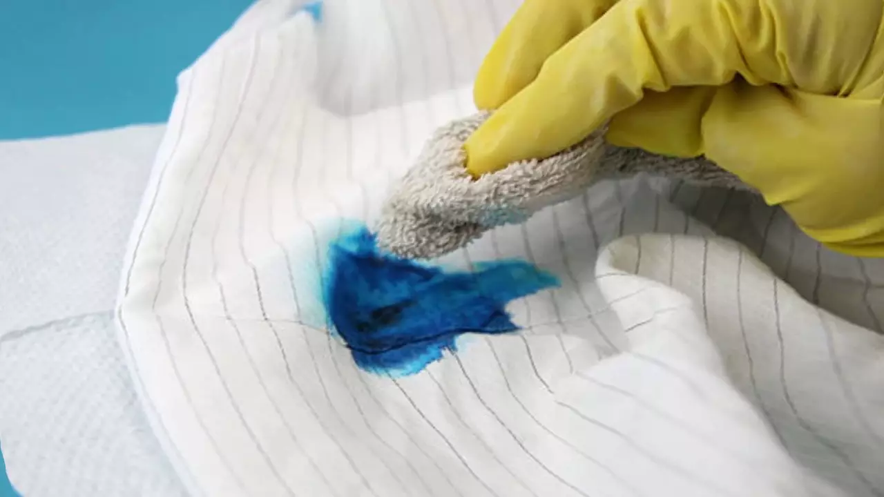 Kako oprati boju od ručka od odjeće? 27 Fotografije Kako oprati paste iz hemijske ručke iz jaknu kod kuće, i tragova gela ručka iz jeans 11287_9