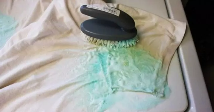 Kā mazgāt zaļo no drēbēm (23 fotogrāfijas)? Kā mazgāt traipus mājās ar audumu par piesārņojuma novēršanai ar gultas veļu 11288_8