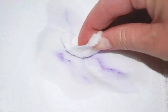 Kā mazgāt rokturi ar baltiem apģērbiem? 24 Foto Ko noņemt ar kreklu bumbu pastu vai tinti mājās 11290_11