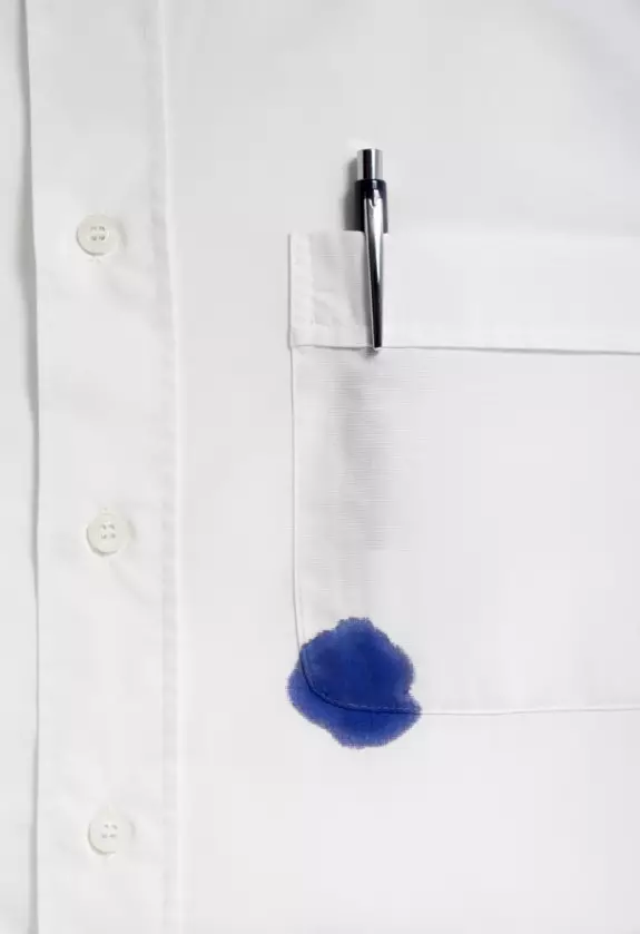 Kā mazgāt rokturi ar baltiem apģērbiem? 24 Foto Ko noņemt ar kreklu bumbu pastu vai tinti mājās 11290_15