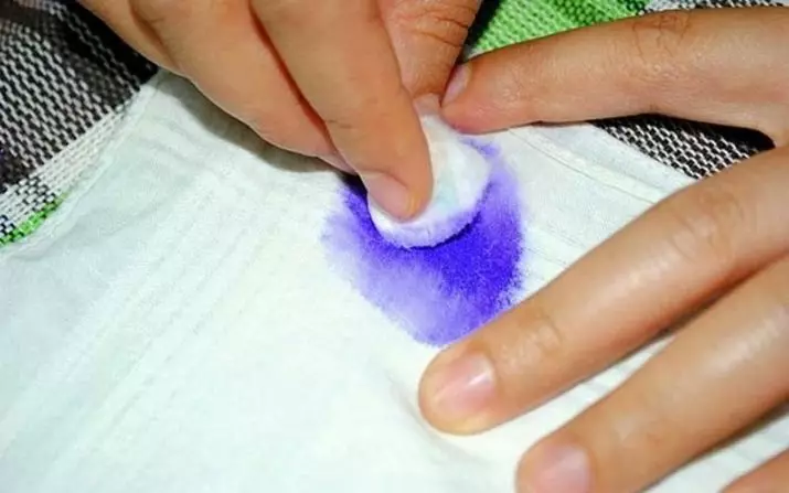Hogyan kell mosni a fogantyút fehér ruhával? 24 Fotó Mit kell eltávolítani az ing golyós paszta vagy tinta otthon 11290_18