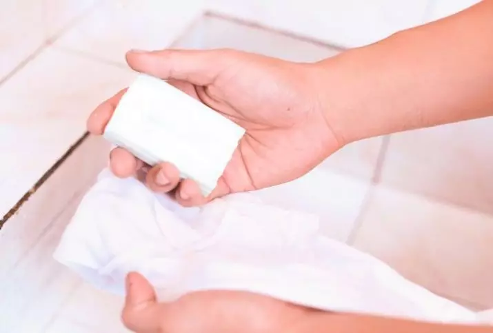 כיצד לשטוף את הידית עם בגדים לבנים? תמונה 24 מה להסיר עם רסק כדור חולצה או דיו בבית 11290_5