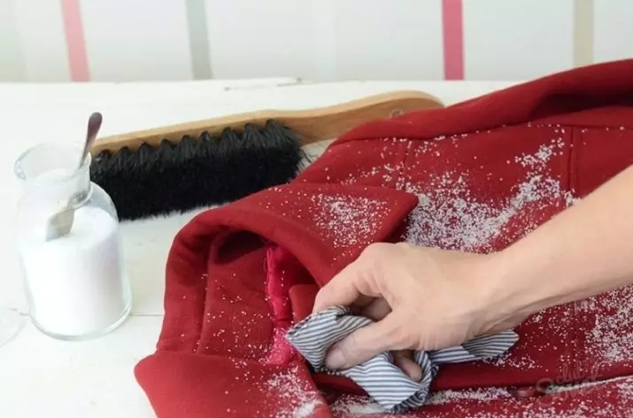 Hogyan tisztítsa meg a kasmír kabátot otthon? 17 Fotók Hogyan és mi otthon Tiszta a Dirt Light termék, vélemények 11293_10