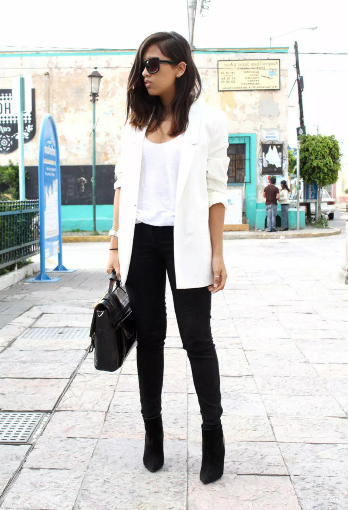 Черные джинсы с белой рубашкой