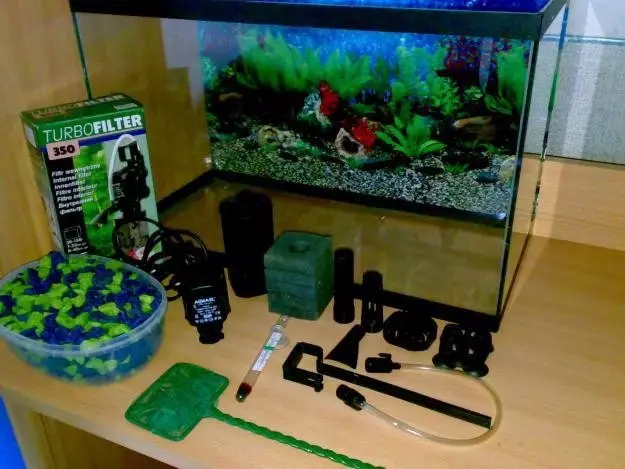 Rinisja e akuariumit (29 foto): Si të zëvendësoni ujin në akuarium me peshk, bimë dhe alga? Çka nëse, pas rifillimit të ujit është me baltë? 11364_7