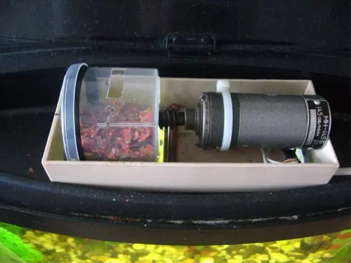Feeders foar akwarium (16 foto's): Wêrom hawwe jo in automatyske feeder nedich foar akwariumfisken? Elektroanyske en oare modellen foar fisk 11421_15