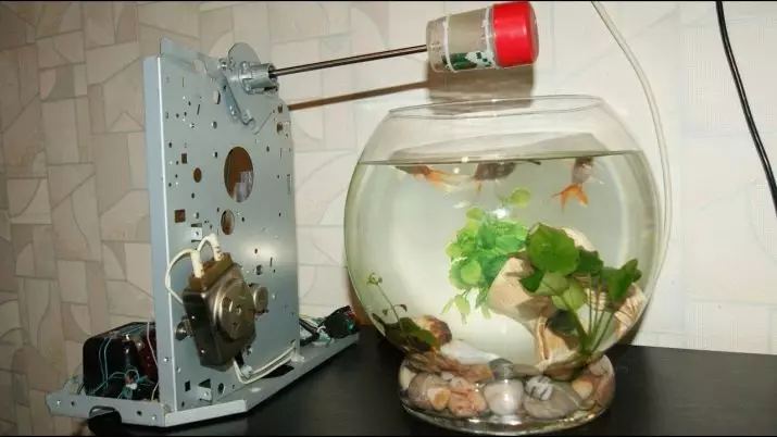 Aliments pour Aquarium (16 photos): Pourquoi avez-vous besoin d'un mangeoire automatique pour le poisson d'aquarium? Modèles électroniques et autres pour poissons 11421_3