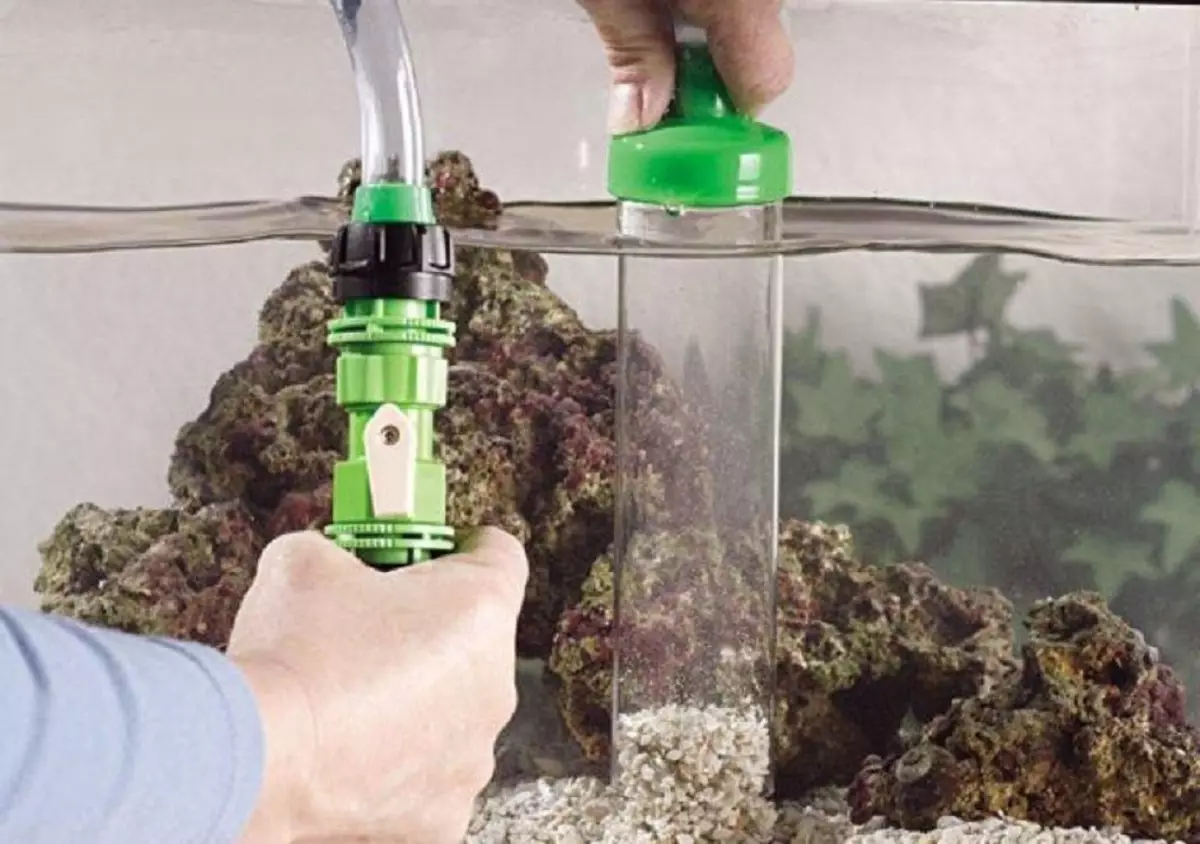 Сифон за аквариум (27 снимки): разновидности на електрически прахосмукачки за почистване на аквариум почва. Какъв грунд е по-добре да изберете? 11441_3
