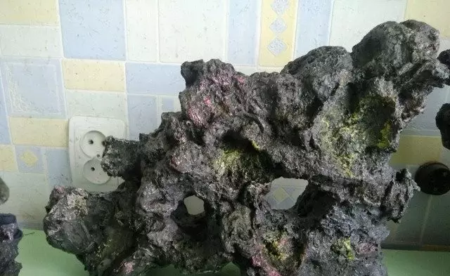 Σπνεύτο για ενυδρείο (26 φωτογραφίες): Τι είναι; Πώς να κάνετε grotto ενυδρείου από πέτρες και καρύδα, πηλό και αφρό με τα χέρια τους; 11442_18
