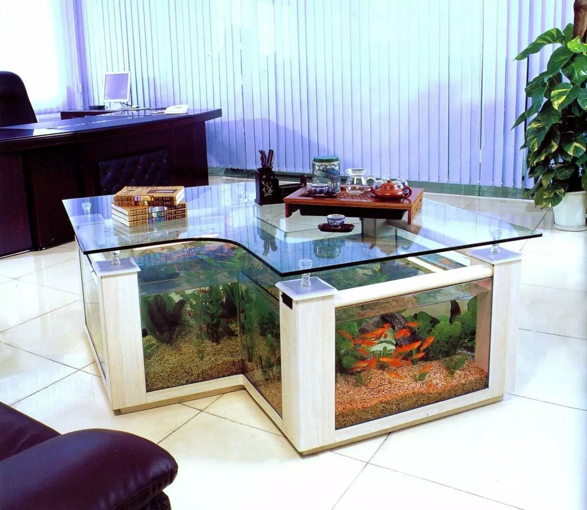Стол-акварыум (24 фота): варыянты вырабу шклянога часопіснага століка з рыбамі з труб. Выбар акварыўмных сталоў ў інтэр'ер 11480_10
