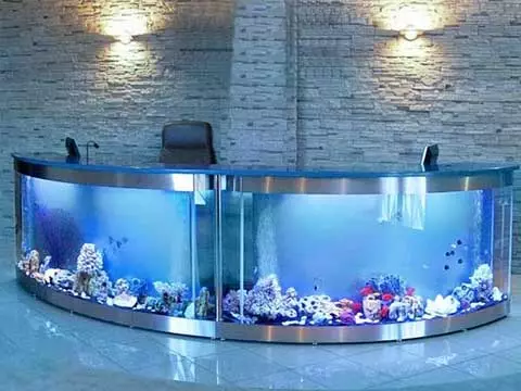 Tabell-Aquarium (24 Fotoen): Optiounen fir e Glasfiler Table mat Fësch ze maachen. Auswiel vun Aquarium Dëscher am Interieur 11480_15