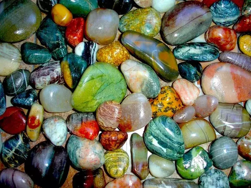 אבנים לאקווריום (29 תמונות): אבן חול וחצץ דקורטיביים אחרים. איך להכין אותם עם הידיים שלך וכמה לרתיחה? מה ניתן לשים באקווריום? 11491_16