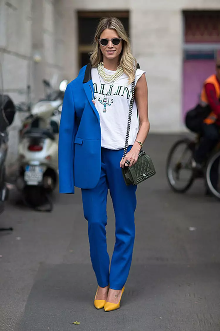 Áo khoác màu xanh (60 ảnh): Mô hình phụ nữ, mặc đồ, với quần màu xám 1155_15