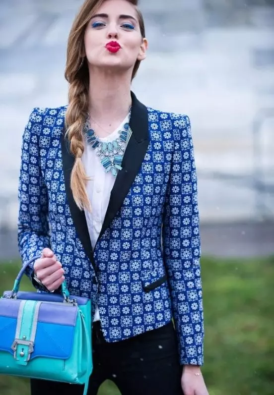 निळा जाकीट (60 फोटो): महिला मॉडेल, जे ग्रे पॅंटसह, कपडे घालतात 1155_37