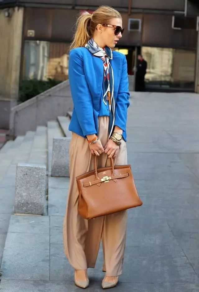 Áo khoác màu xanh (60 ảnh): Mô hình phụ nữ, mặc đồ, với quần màu xám 1155_4