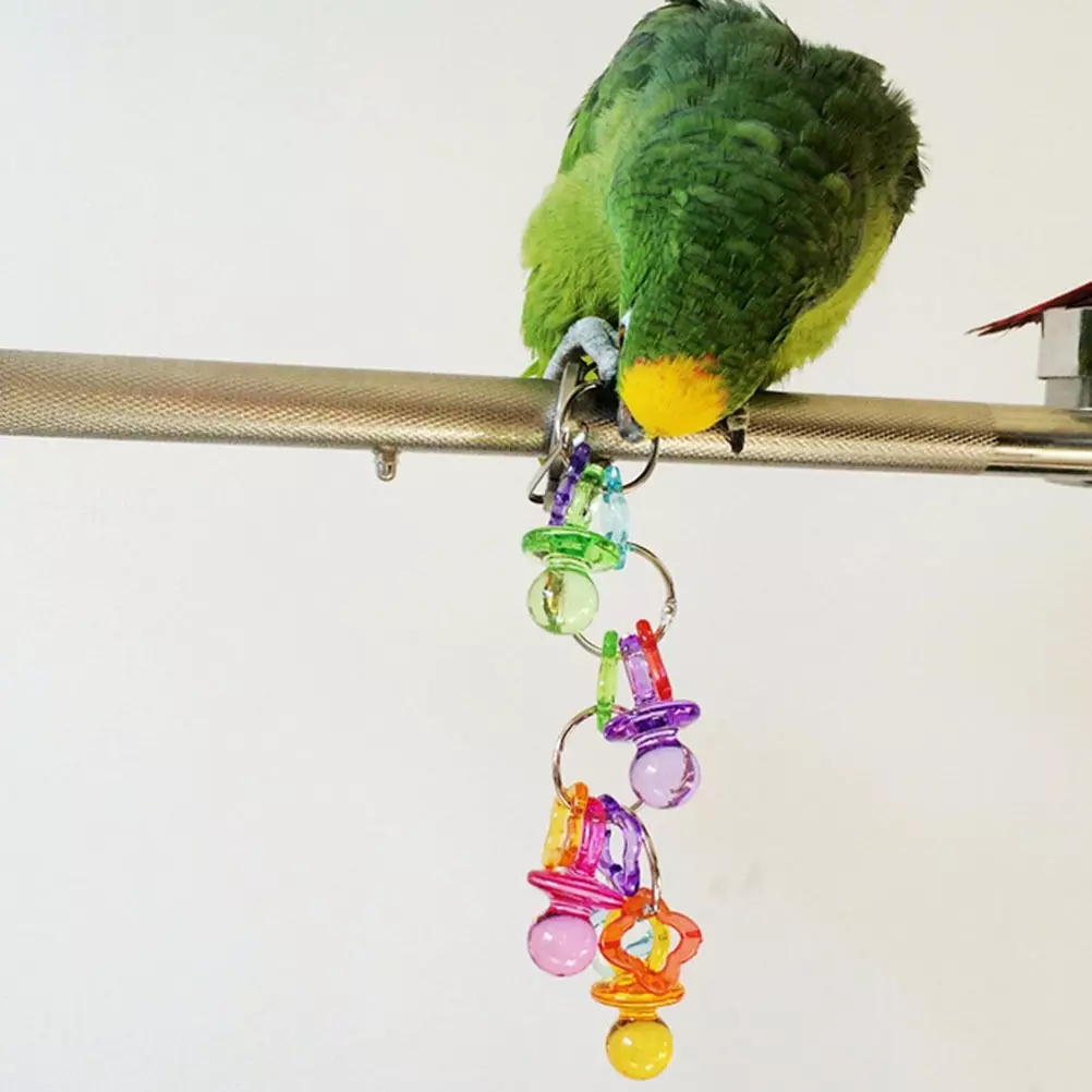 Leksaker för papegojor (22 bilder): Vilka leksaker gillar stora och små papegojor? Urval av foderleksaker i en bur 11635_14