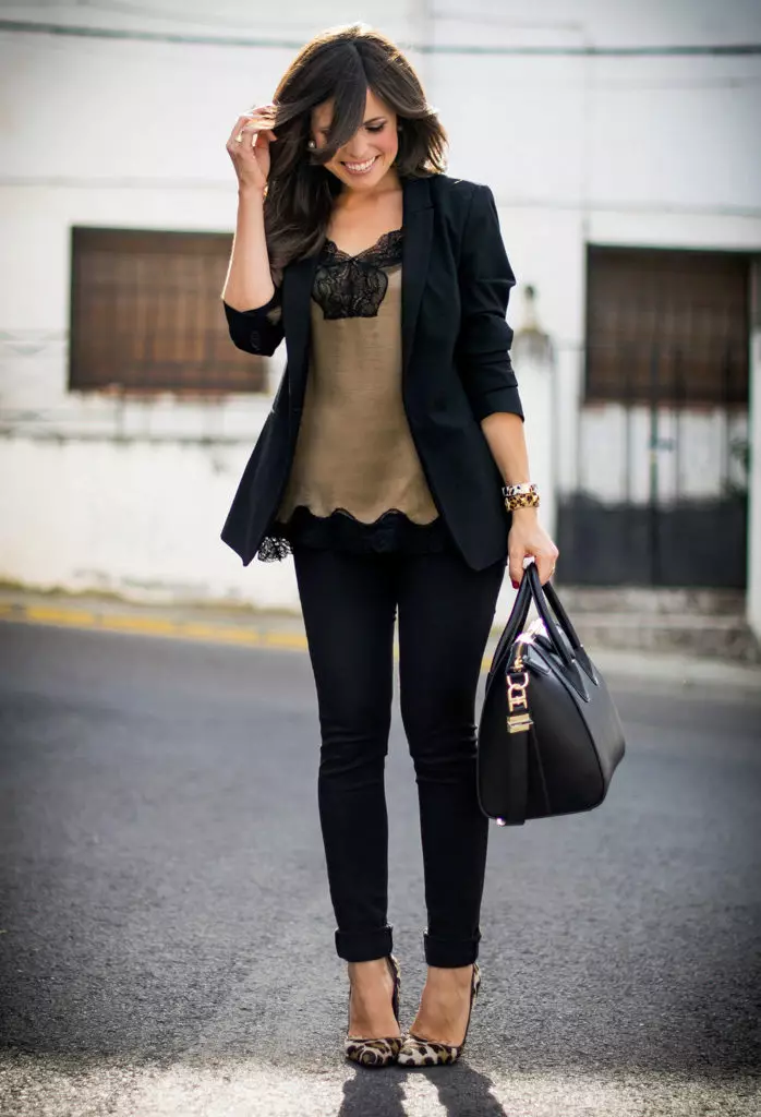 Zwart vrouwelijke jas (99 foto's): wat draagt, afbeeldingen, met broeken, jeans, shirt 1166_20