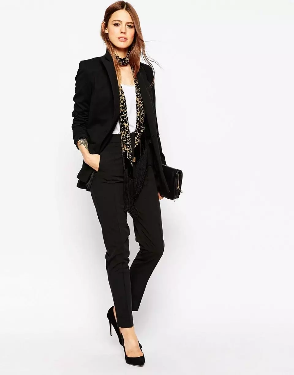 Black female jacket (99 mga larawan): Ano ang suot, larawan, may pantalon, maong, shirt 1166_38