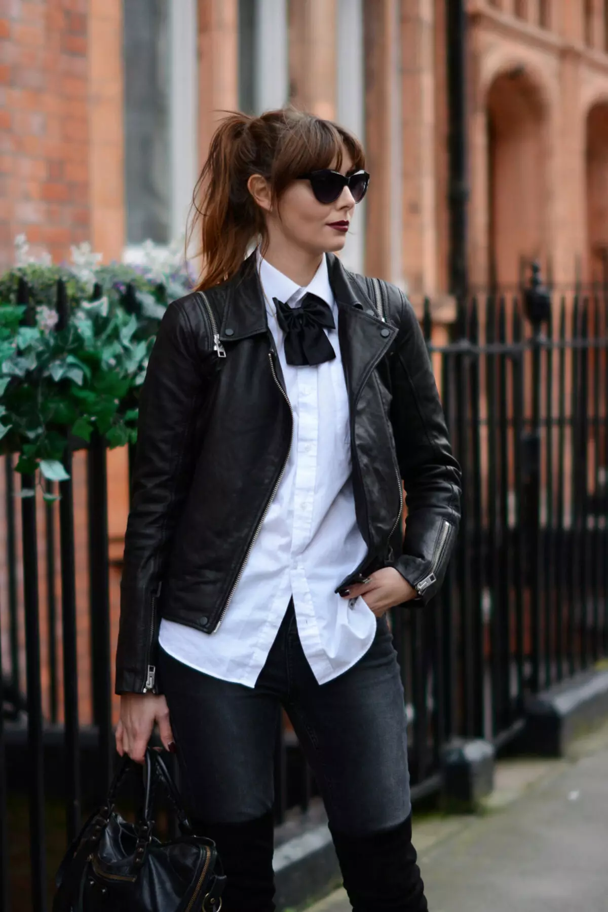 Zwart vrouwelijke jas (99 foto's): wat draagt, afbeeldingen, met broeken, jeans, shirt 1166_56