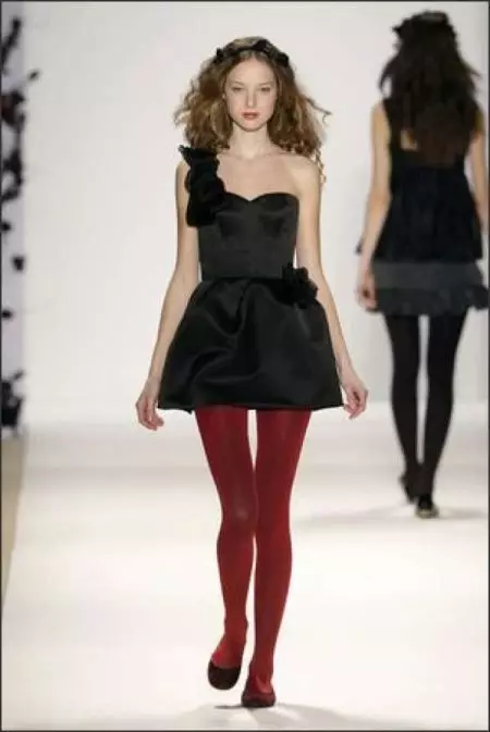 Zwarte jurk met rode schoenen (56 foto's): stijlvolle afbeeldingen 1173_20