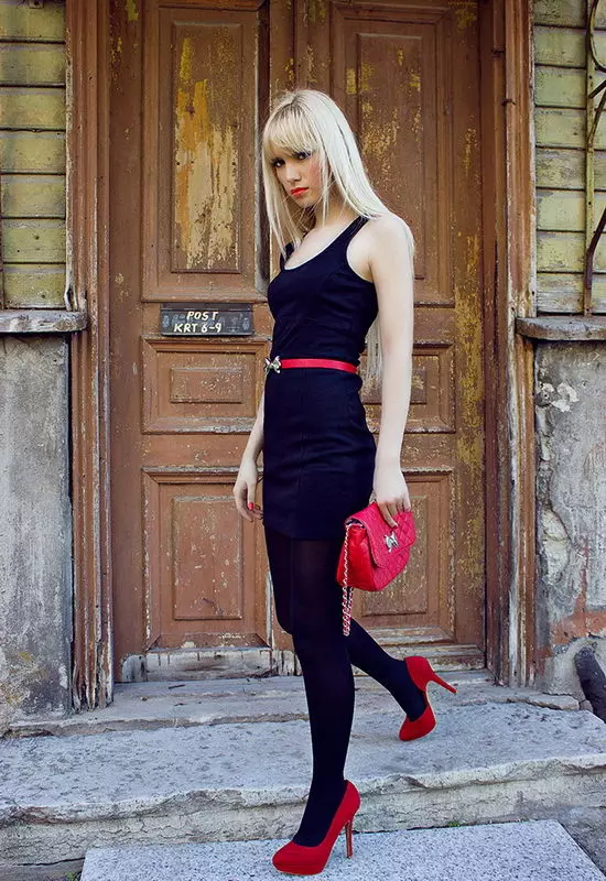 Zwarte jurk met rode schoenen (56 foto's): stijlvolle afbeeldingen 1173_54