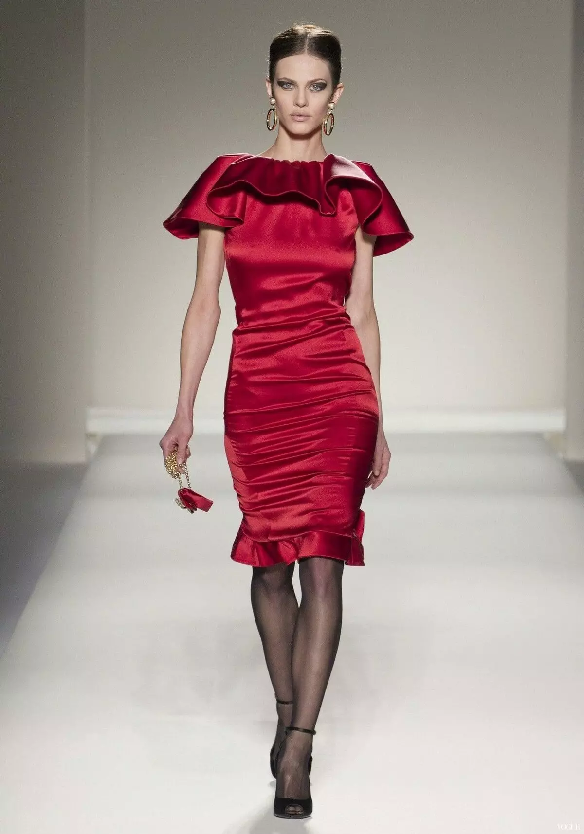 Mang một chiếc váy đỏ (69 ảnh): mà bạn có thể mặc một chiếc váy màu đỏ ở sàn và các mẫu ngắn, giày, váy đầm, quần bó và ren 1176_13