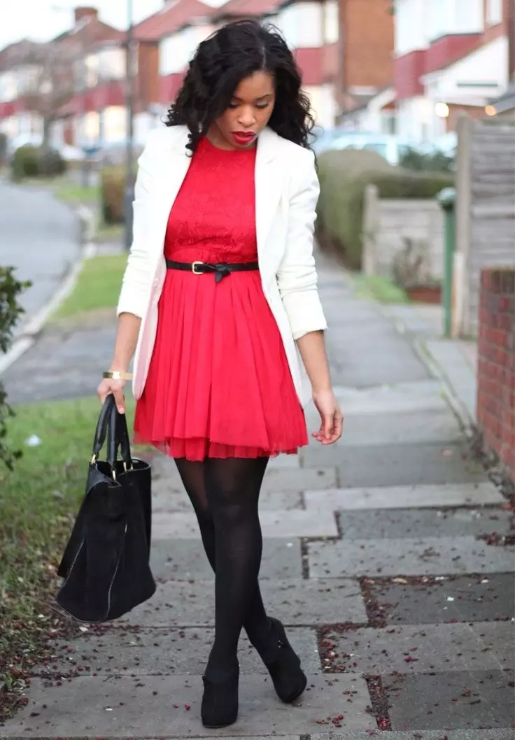Mang một chiếc váy đỏ (69 ảnh): mà bạn có thể mặc một chiếc váy màu đỏ ở sàn và các mẫu ngắn, giày, váy đầm, quần bó và ren 1176_26