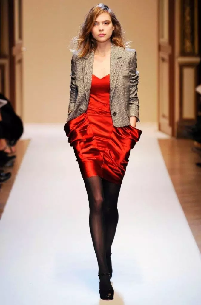 Mang một chiếc váy đỏ (69 ảnh): mà bạn có thể mặc một chiếc váy màu đỏ ở sàn và các mẫu ngắn, giày, váy đầm, quần bó và ren 1176_28