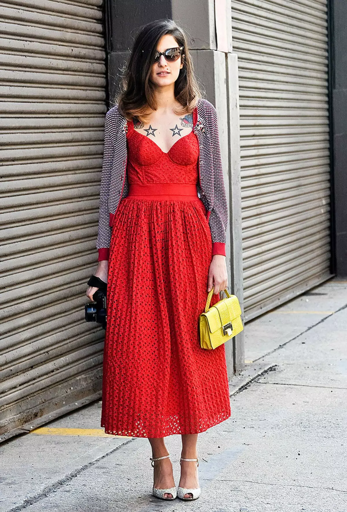 Mang một chiếc váy đỏ (69 ảnh): mà bạn có thể mặc một chiếc váy màu đỏ ở sàn và các mẫu ngắn, giày, váy đầm, quần bó và ren 1176_34