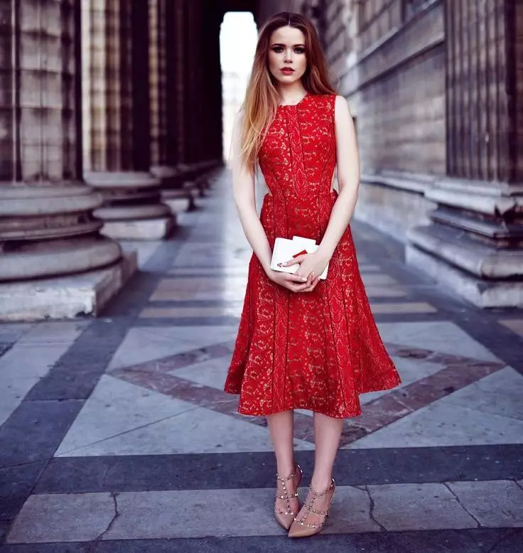 Mang một chiếc váy đỏ (69 ảnh): mà bạn có thể mặc một chiếc váy màu đỏ ở sàn và các mẫu ngắn, giày, váy đầm, quần bó và ren 1176_4