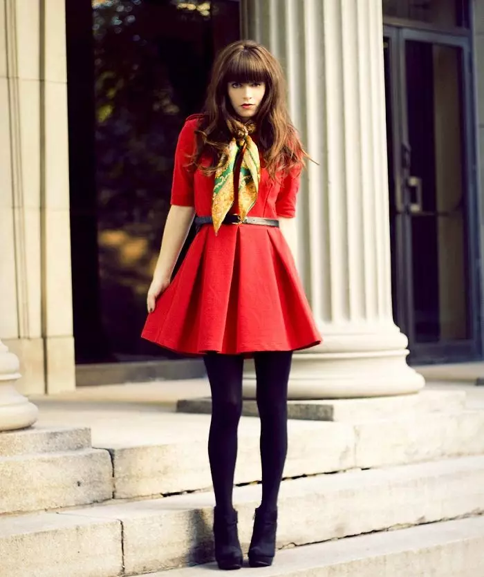Mang một chiếc váy đỏ (69 ảnh): mà bạn có thể mặc một chiếc váy màu đỏ ở sàn và các mẫu ngắn, giày, váy đầm, quần bó và ren 1176_41