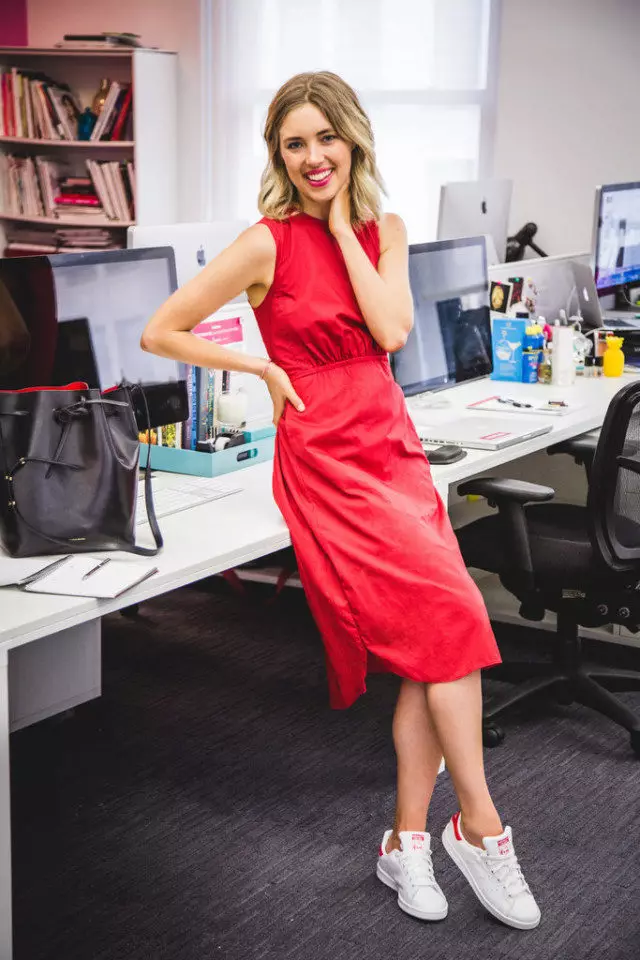 Mang một chiếc váy đỏ (69 ảnh): mà bạn có thể mặc một chiếc váy màu đỏ ở sàn và các mẫu ngắn, giày, váy đầm, quần bó và ren 1176_56
