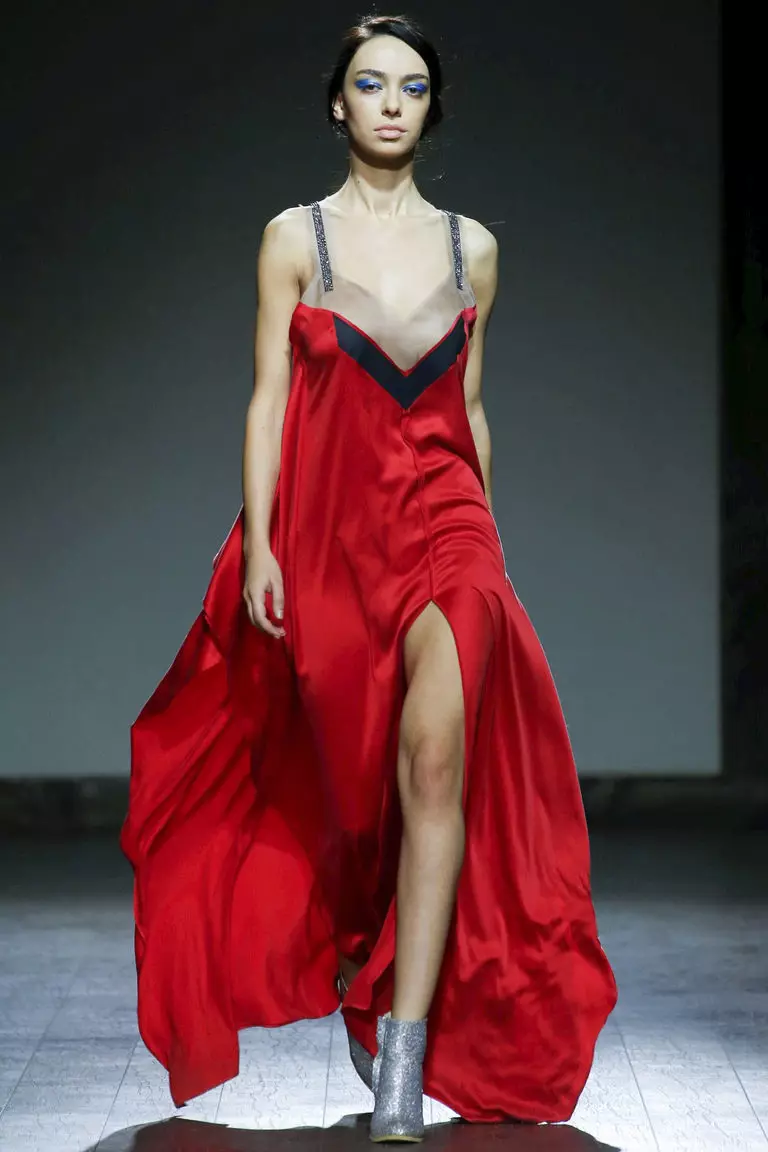 Mang một chiếc váy đỏ (69 ảnh): mà bạn có thể mặc một chiếc váy màu đỏ ở sàn và các mẫu ngắn, giày, váy đầm, quần bó và ren 1176_57