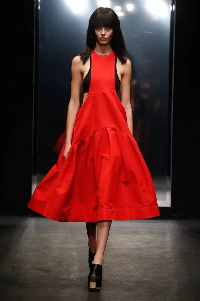 Mang một chiếc váy đỏ (69 ảnh): mà bạn có thể mặc một chiếc váy màu đỏ ở sàn và các mẫu ngắn, giày, váy đầm, quần bó và ren 1176_58