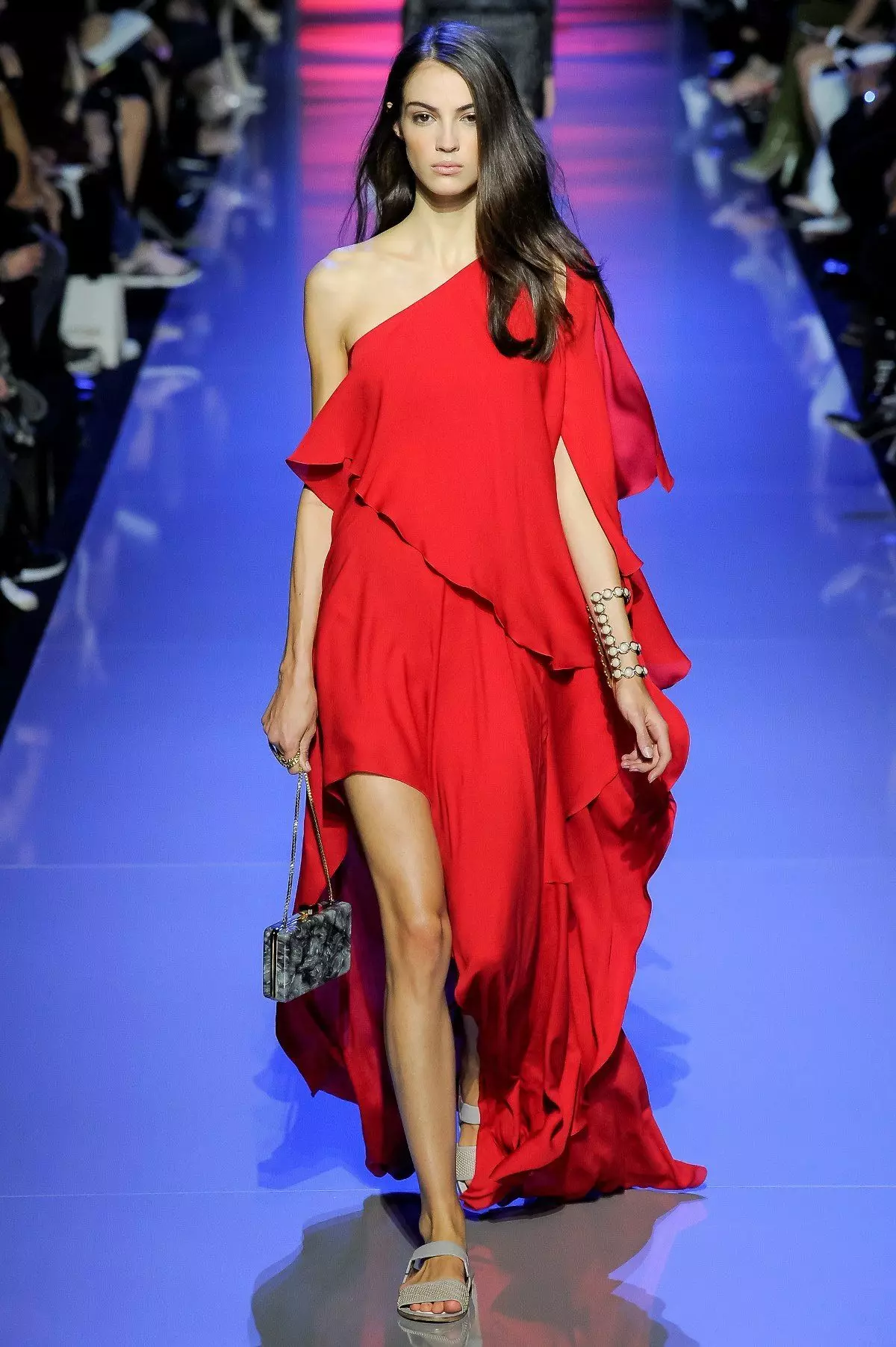 Mang một chiếc váy đỏ (69 ảnh): mà bạn có thể mặc một chiếc váy màu đỏ ở sàn và các mẫu ngắn, giày, váy đầm, quần bó và ren 1176_59