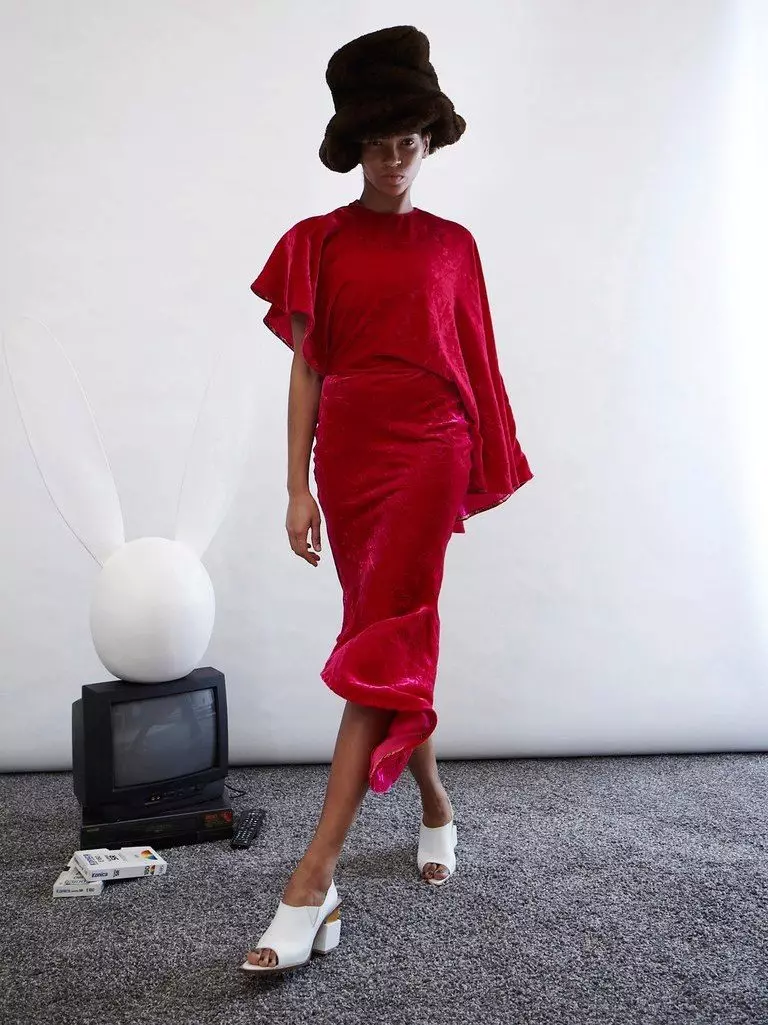 Mang một chiếc váy đỏ (69 ảnh): mà bạn có thể mặc một chiếc váy màu đỏ ở sàn và các mẫu ngắn, giày, váy đầm, quần bó và ren 1176_60