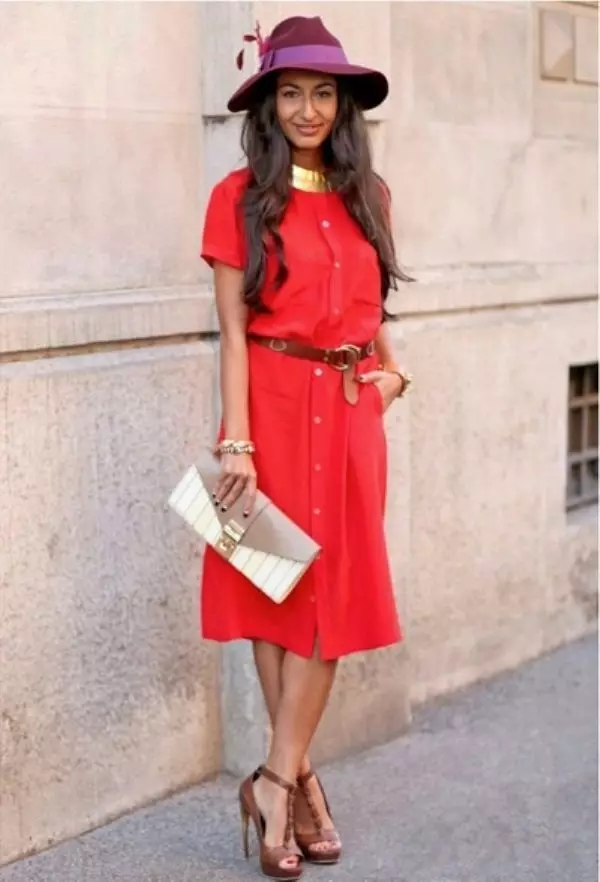 Mang một chiếc váy đỏ (69 ảnh): mà bạn có thể mặc một chiếc váy màu đỏ ở sàn và các mẫu ngắn, giày, váy đầm, quần bó và ren 1176_61