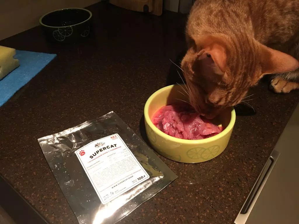 고양이를위한 음식 (57 사진) : 좋은 고양이 음식을 선택하는 방법? 종 및 제조업체 목록. 수의사 리뷰 11806_9
