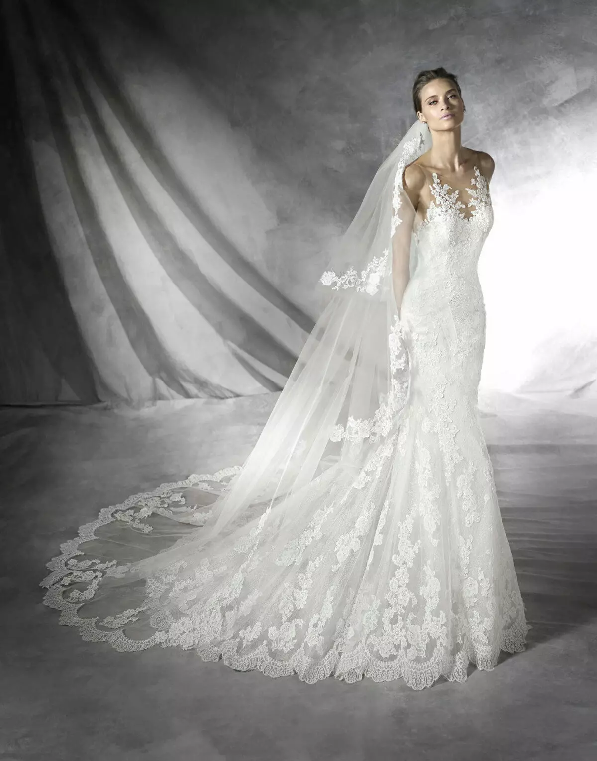 Gaun pengantin dari taffeta dengan bahu terbuka