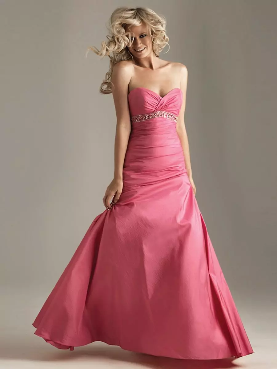 Gaun merah muda dari taffeta