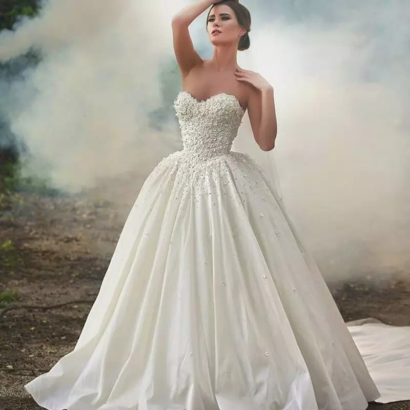 Gaun pengantin yang luar biasa dari taffeta